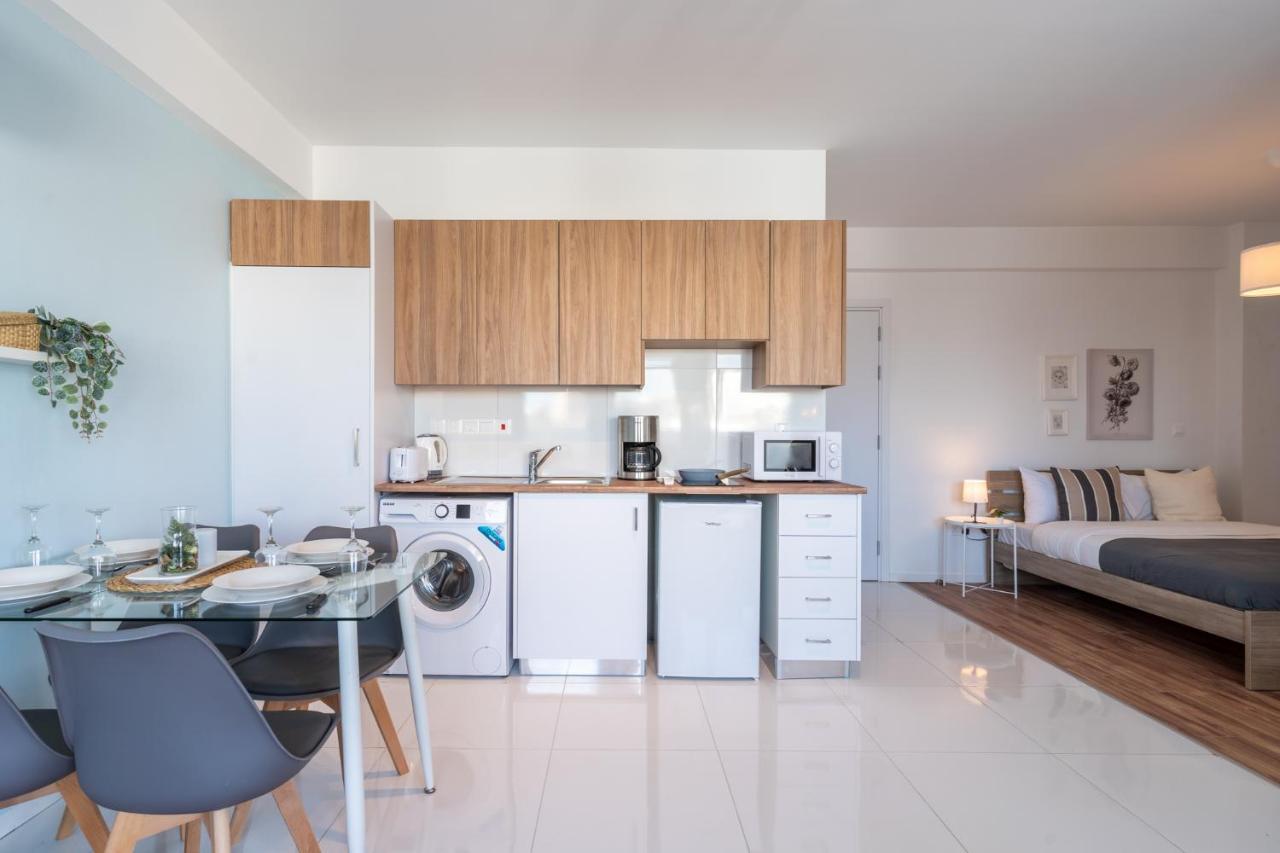Livia Studio Apartment In Larnaca Exterior photo